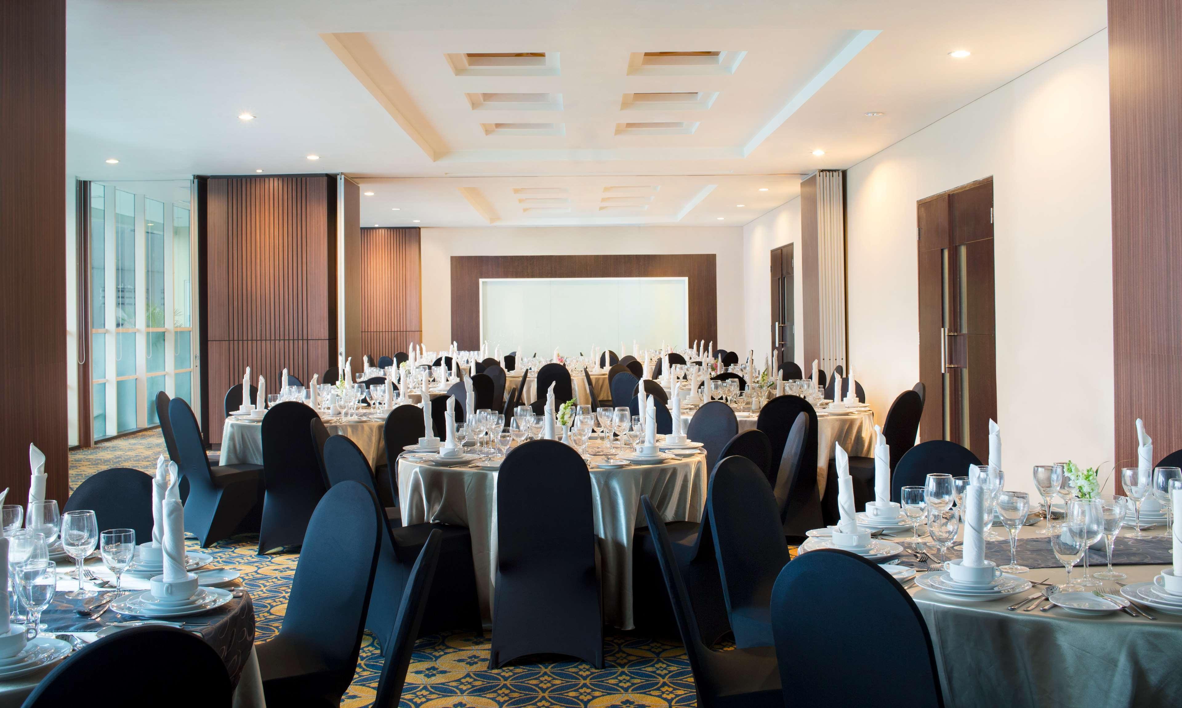 होटल Western Premier La Grande 4*
